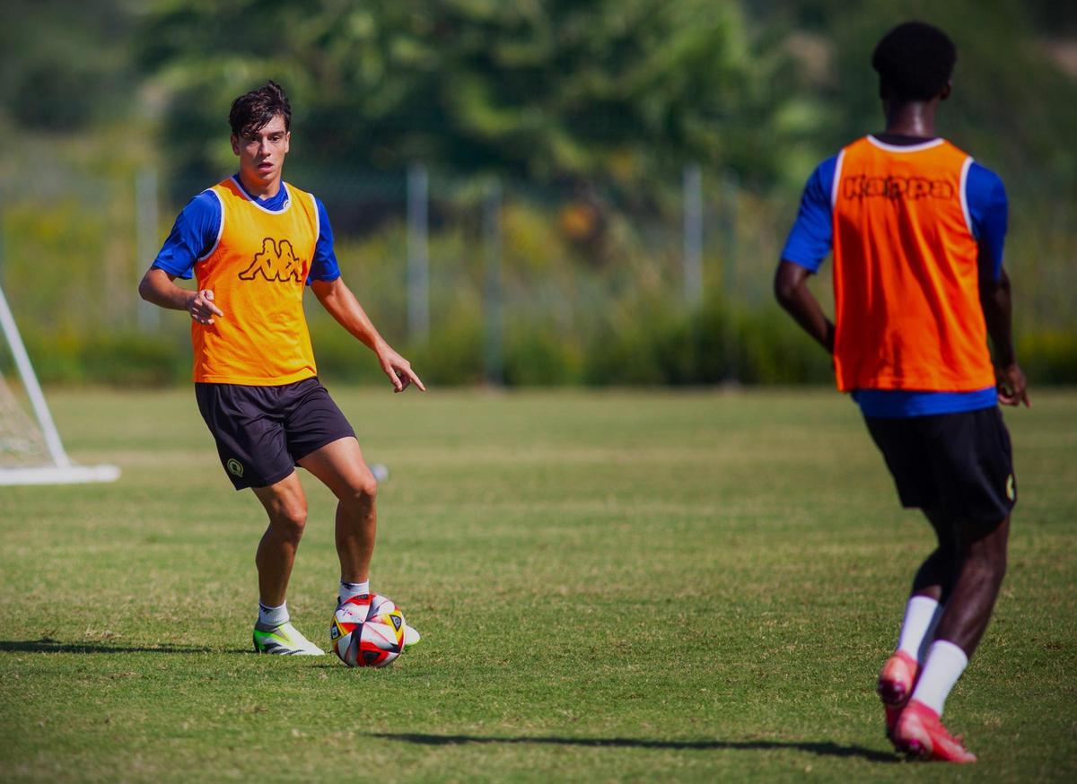 Hugo Sanz, durante una sesión de entrenamiento con el Hércules, en Fontcalent.