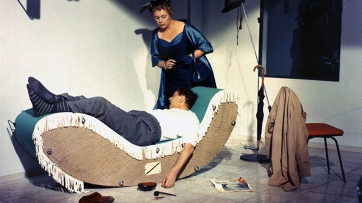M.Hulot (Jacques Tati) 
durmiendo en el banco de 
la Villa Arpel en Mi Tío (1958).