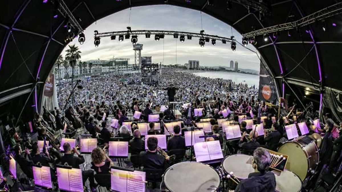 El popular concierto reunió a 14.000 personas en la playa de Sant Sebastià.