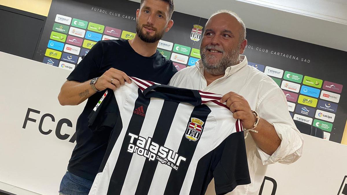 Borja Valle y Manolo Breis posan con la camiseta del FC Cartagena