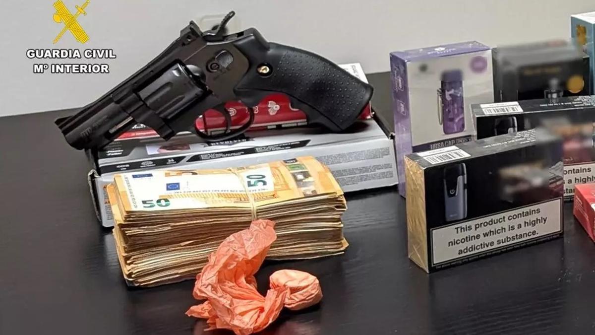 Parte del material incautado por la Guardia Civil