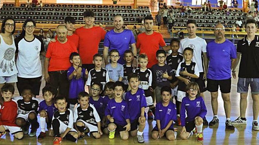 Los chupetines del San Lorenzo y el River Zamora posan antes del encuentro.