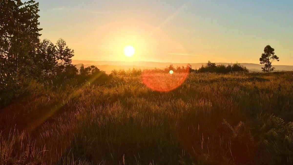 Atardecer en el monte de A Zapateira, el lugar donde será más probable escapar de los posibles cielos cubiertos durante el eclipse.