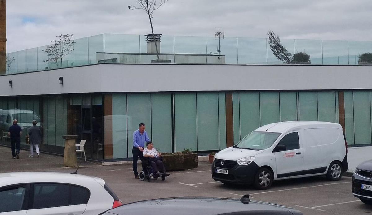 Una residente saliendo ayer del centro de Leceñes. | Sara Arias
