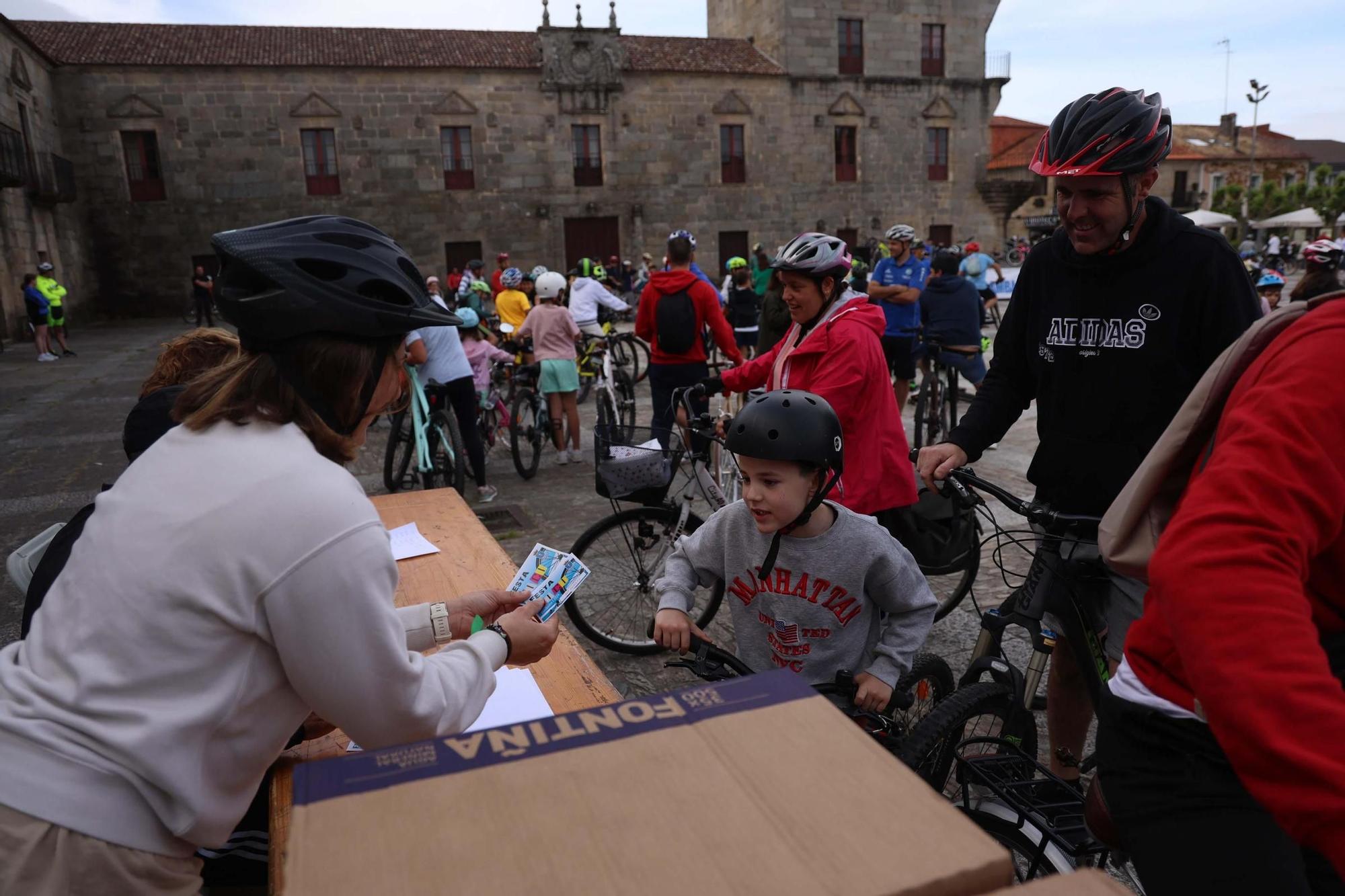 Participantes en la fiesta de la bicicleta de Cambados.