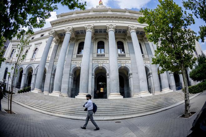 El Ibex 35 arranca plano y se acerca a los 19.400 puntos con el petróleo en el foco