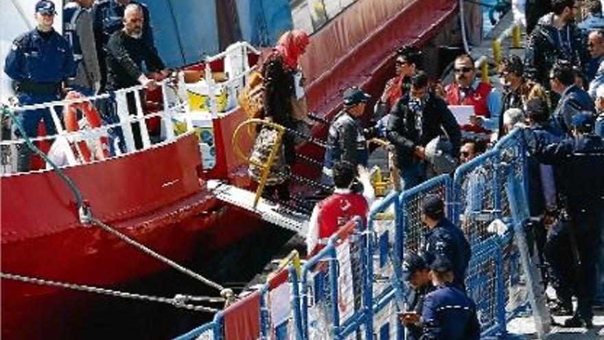 Els primers refugiats deportats per Grècia van arribar a Turquia entre gran vigilància policial.