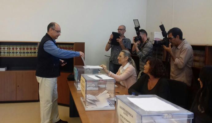 El candidato Eduardo Galván deposita su voto