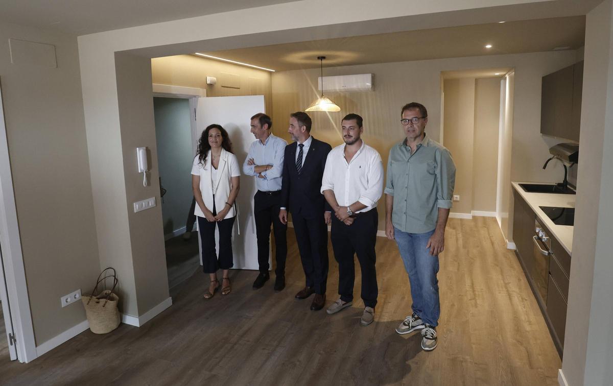 Representantes del Govern y del ayuntamiento de Manacor en la primera promoción de VPL