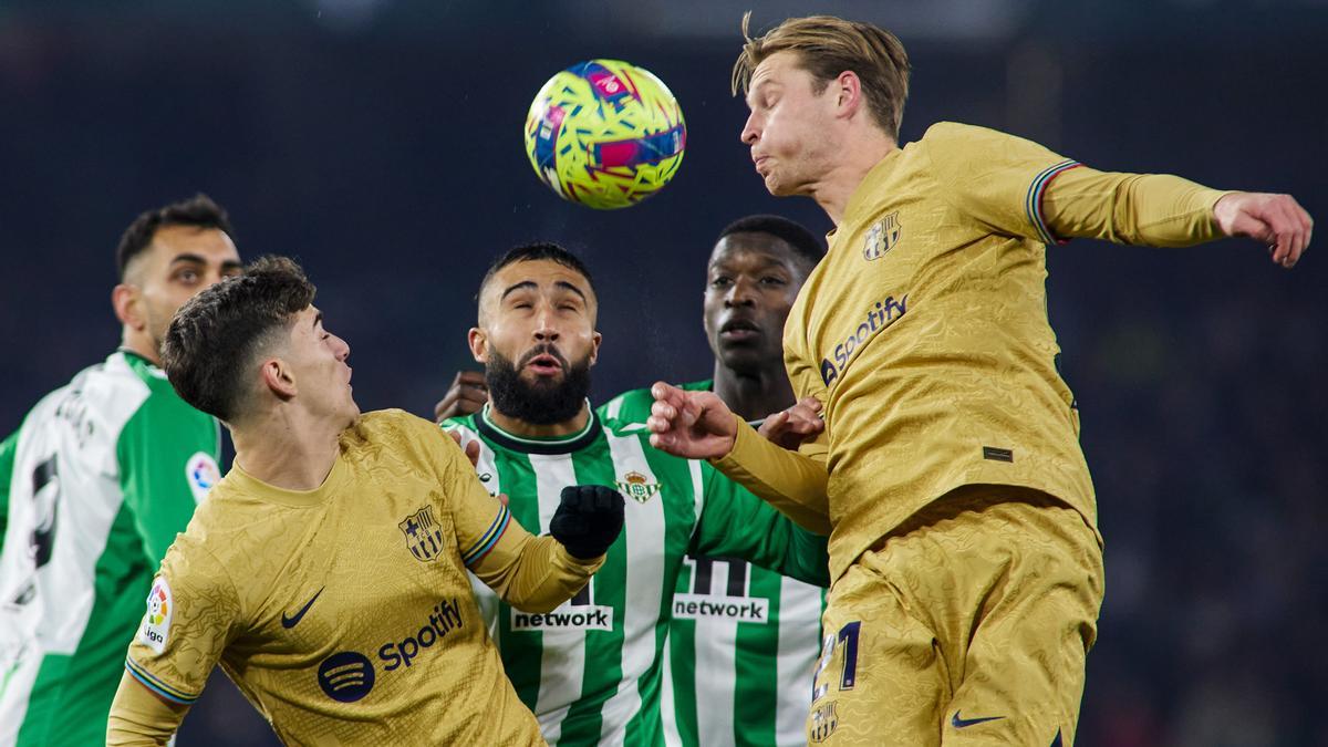 Pedri y De Jong disputan un balón con Nabil Fekir en el Betis-Barça del pasado miércoles.