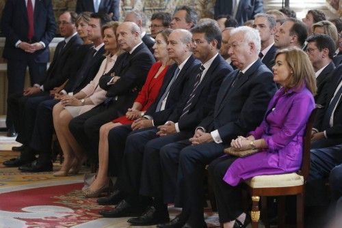 GRA196 MADRID, 24/6/2015.- El Rey Felipe VI conversa con don Juan Carlos, durante el solemne acto conmemorativo del XXX aniversario de la firma del Tratado de Adhesión de España a la UE y en el mismo escenario donde tuvo lugar, el salón de Columnas d