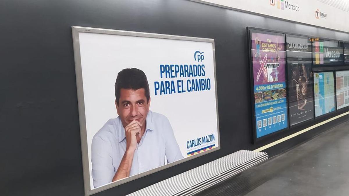 Cartel publicitario de Carlos Mazón en la estación del Mercado del Tram, en Alicante.