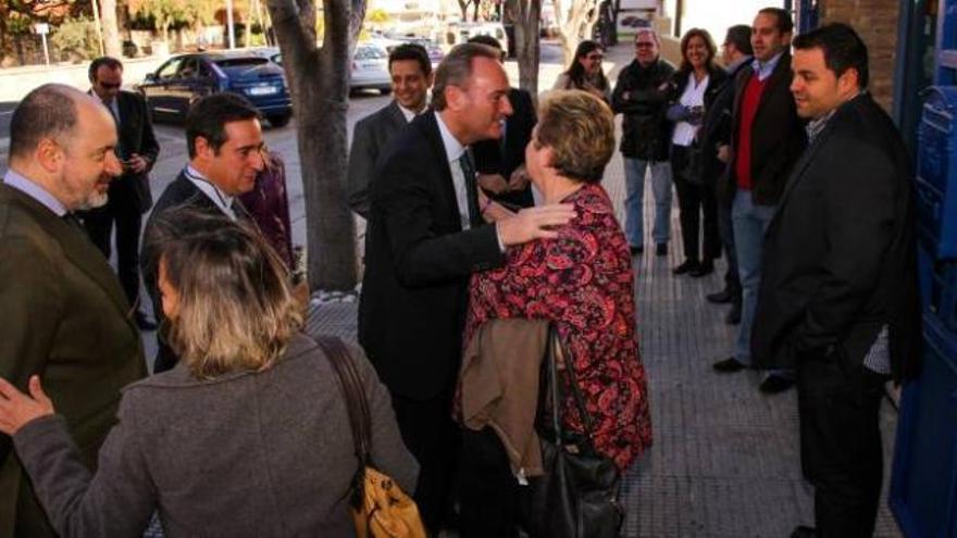 Alberto Fabra saluda ayer a los alcaldes a su llegada a Benissa.