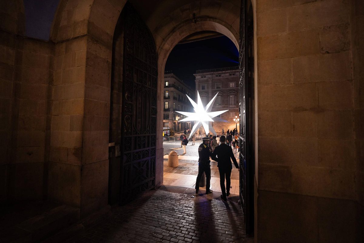 La estrella de Nadal ja ilumina la plaça Sant Jaume. Una gran estrella de luz de 20 puntas iluminará la plaza de Sant Jaume esta Navidad
