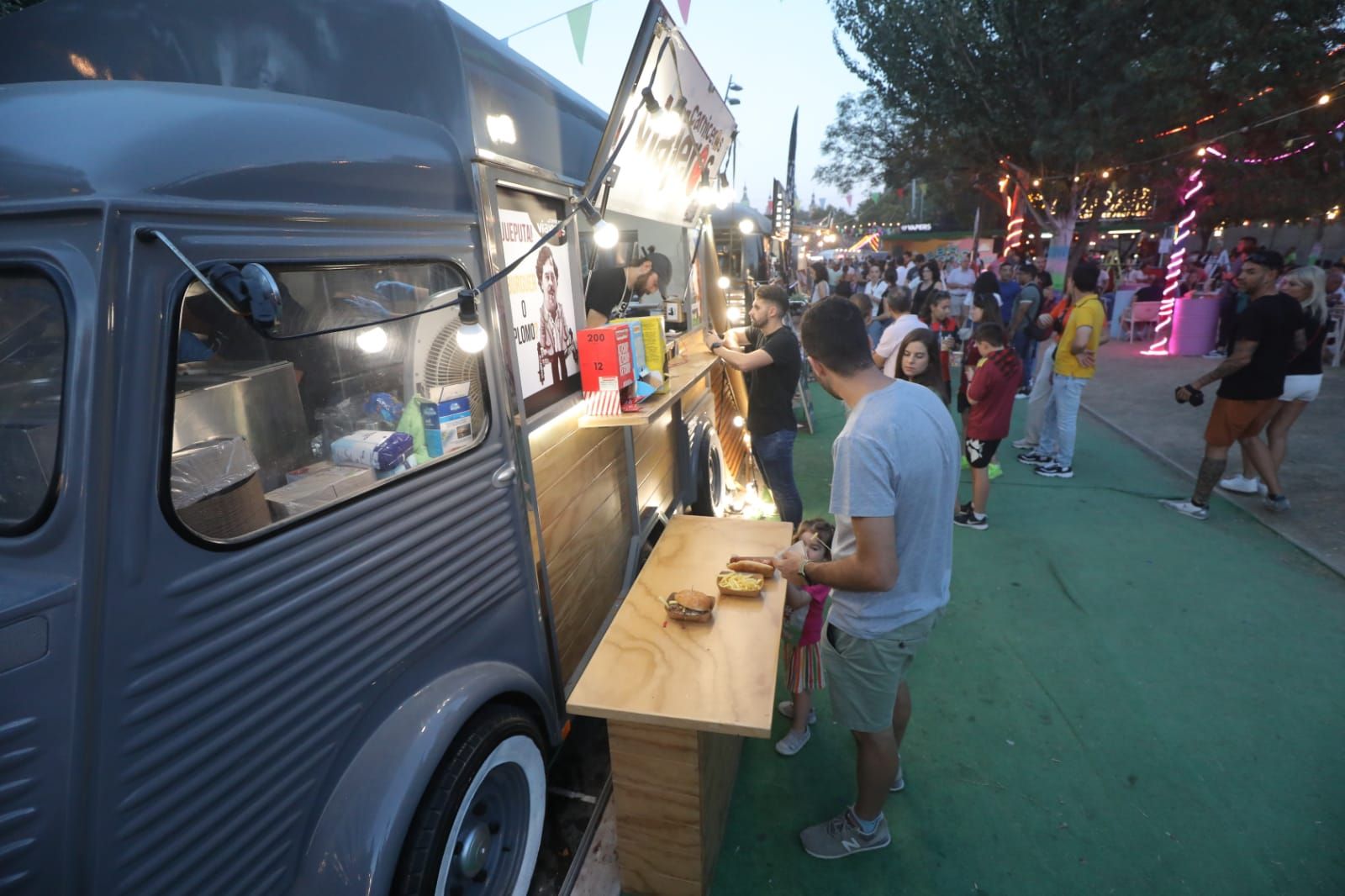 Buen rollo, buena comida y buena música: los tres pilares del festival Ebro Food Trucks