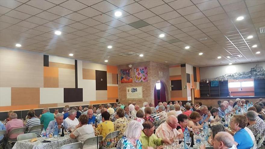 Los mayores celebran la tradicional comida de verano