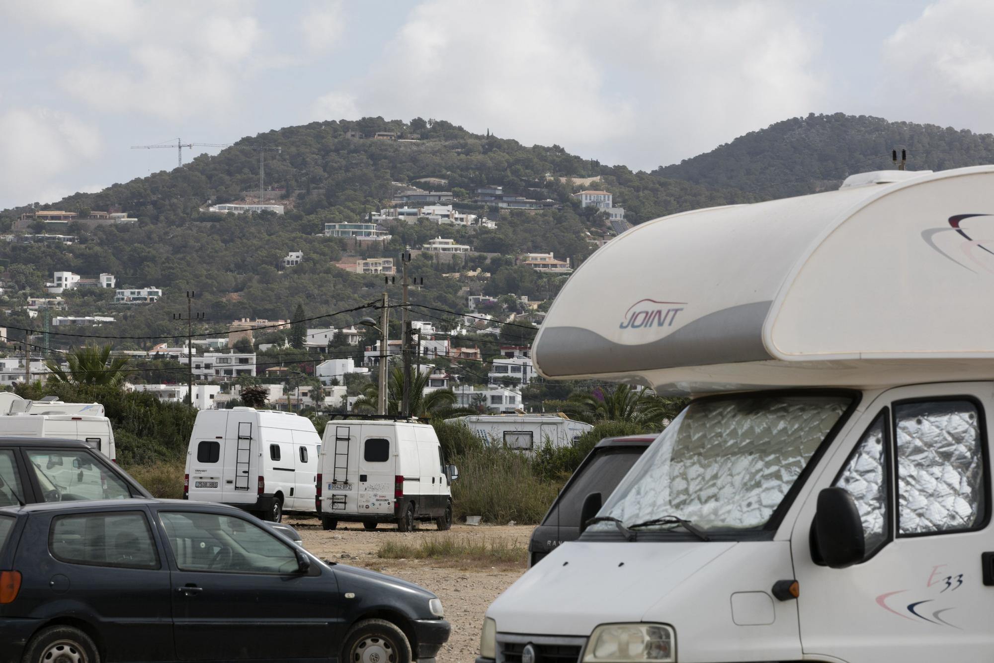 Caravanas en el aparcamiento de Talamanca