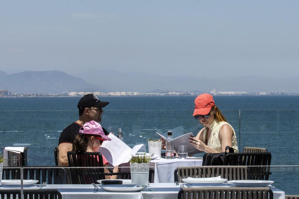 Playas y terrazas llenas en València en los primeros días de la fase 1