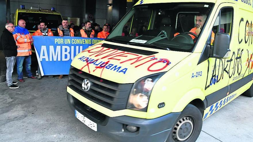 La huelga de ambulancias arranca con pinchazos y pintadas