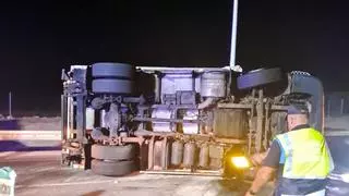 Un camión de reparto vuelca en Fuerteventura y obliga a cerrar una carretera durante la madrugada