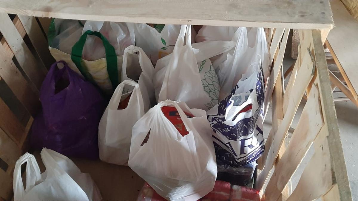 Algunas de las primeras bolsas de alimentos donados, ya recogidas en Don Benito.