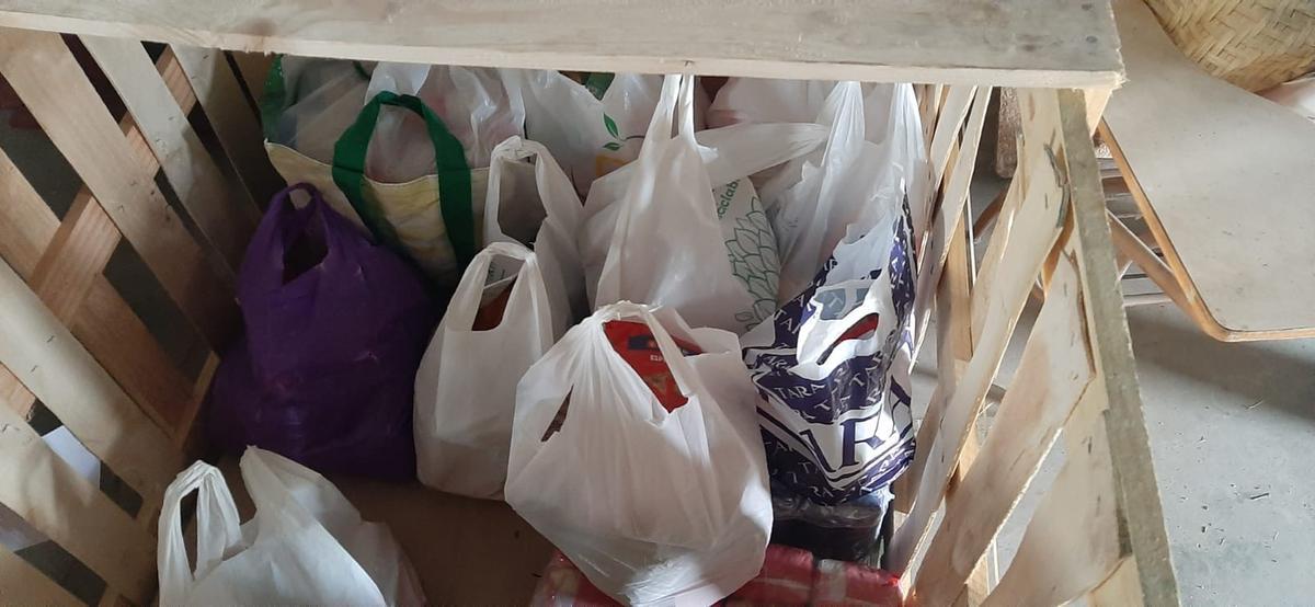 Algunas de las primeras bolsas de alimentos donados, ya recogidas en Don Benito.