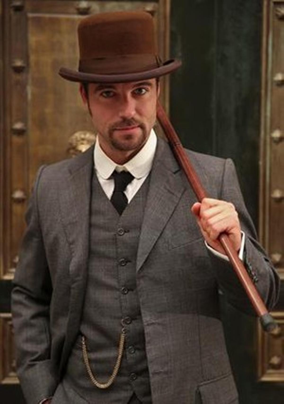 L’actor Carles Francino, en el paper protagonista de la sèrie de TVE ’Víctor Ros’. L’actor Carles Francino, en el paper protagonista de la sèrie de TVE ’Víctor Ros’.