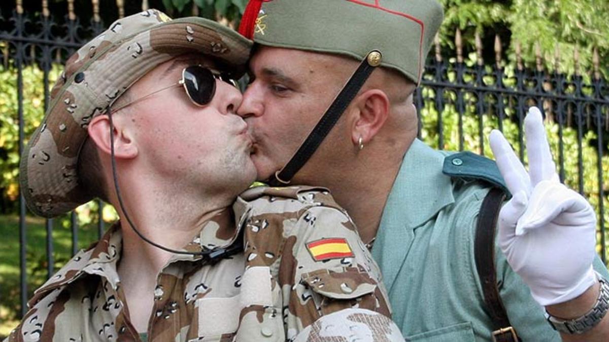 Dos participantes en una edición anterior del Orgullo Gay en Madrid.