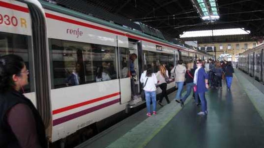 El automotor de Alcoy entra en Valencia, tras haber realizado cambio de tren en Xàtiva.