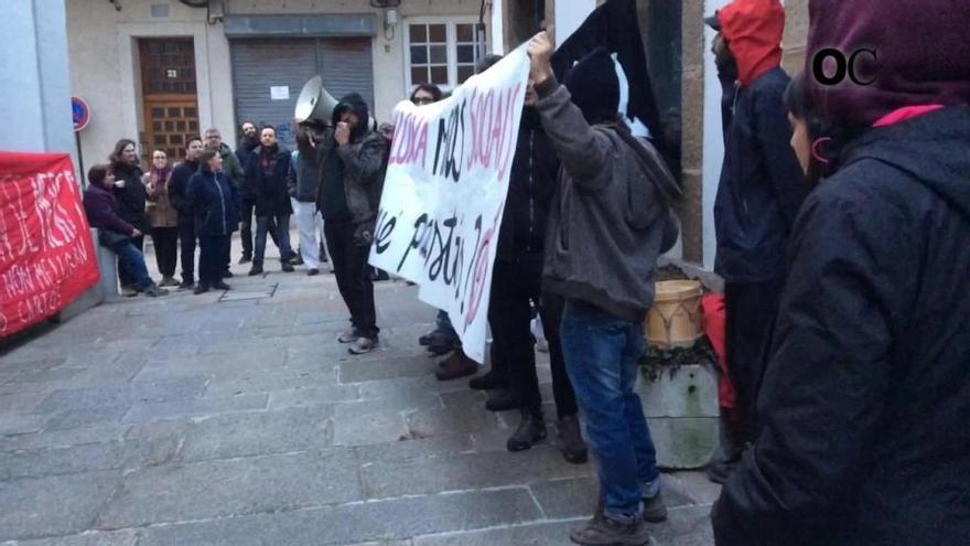 Protesta de miembros de A Insumisa en Ciudad Vieja