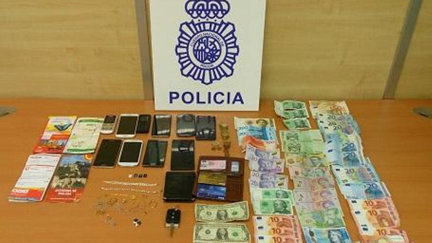 Dinero, móviles y otros objetos intervenidos a los detenidos por la Policía Nacional.