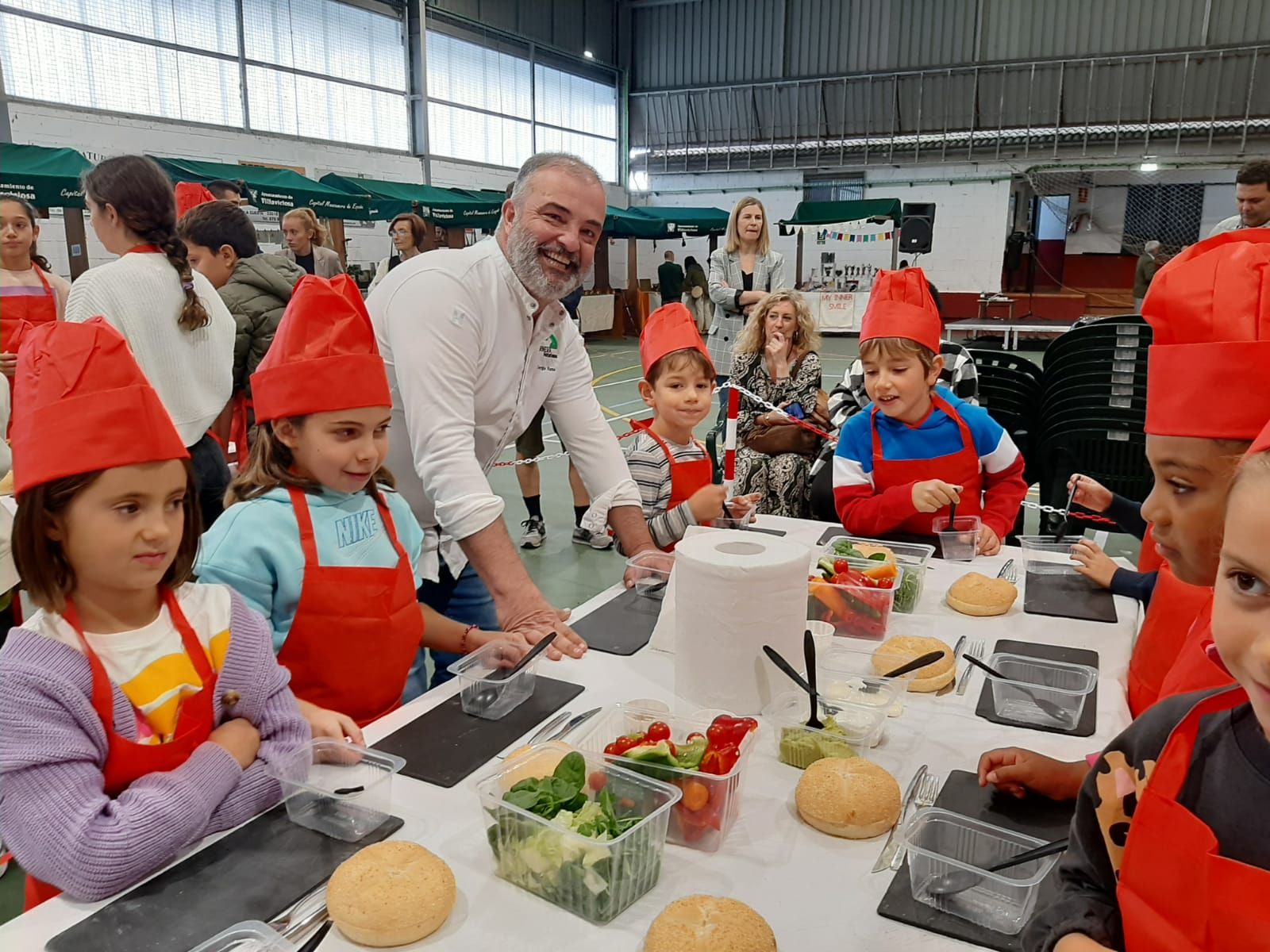 Sariego celebra con éxito su feria agroalimentaria