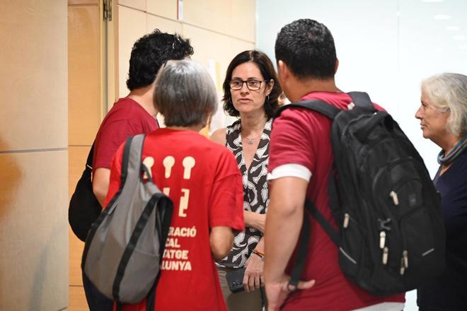 Un sindicato de vivienda ocupa el Institut d'Habitatge de Barcelona para parar un desahucio en Nou Barris