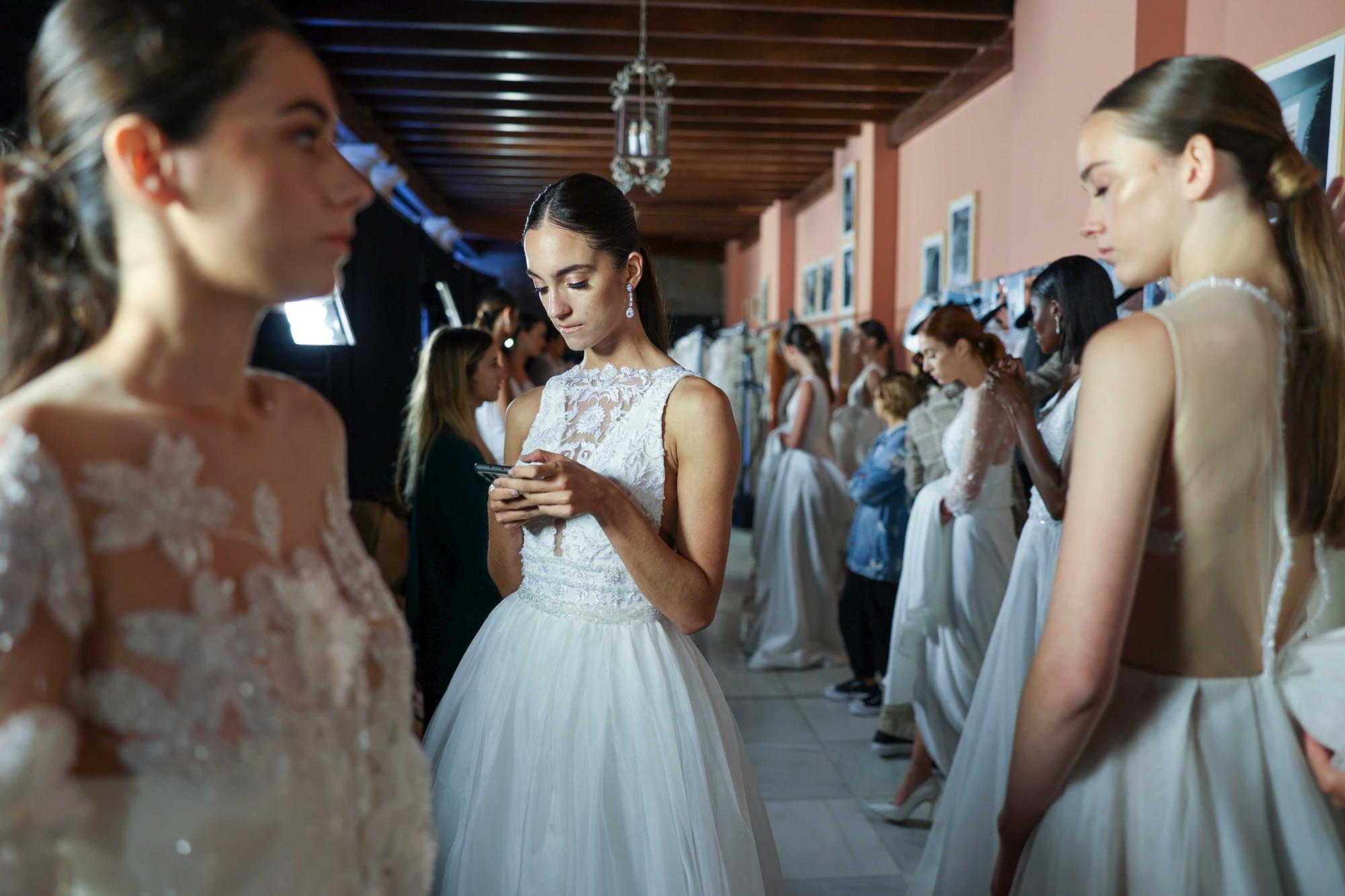 Las modelos se preparan para el desfile de Hannibal Laguna.