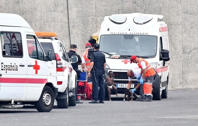 09/08/2019 ARGUINEGUIN. MOGAN. Llegada de una patera con inmigrantes a la costa de Maspalomas, son rescatados y transladados por Salvamento Marítimo al puerto de Arguineguin.   Fotógrafa: YAIZA SOCORRO.  | 09/08/2019 | Fotógrafo: Yaiza Socorro