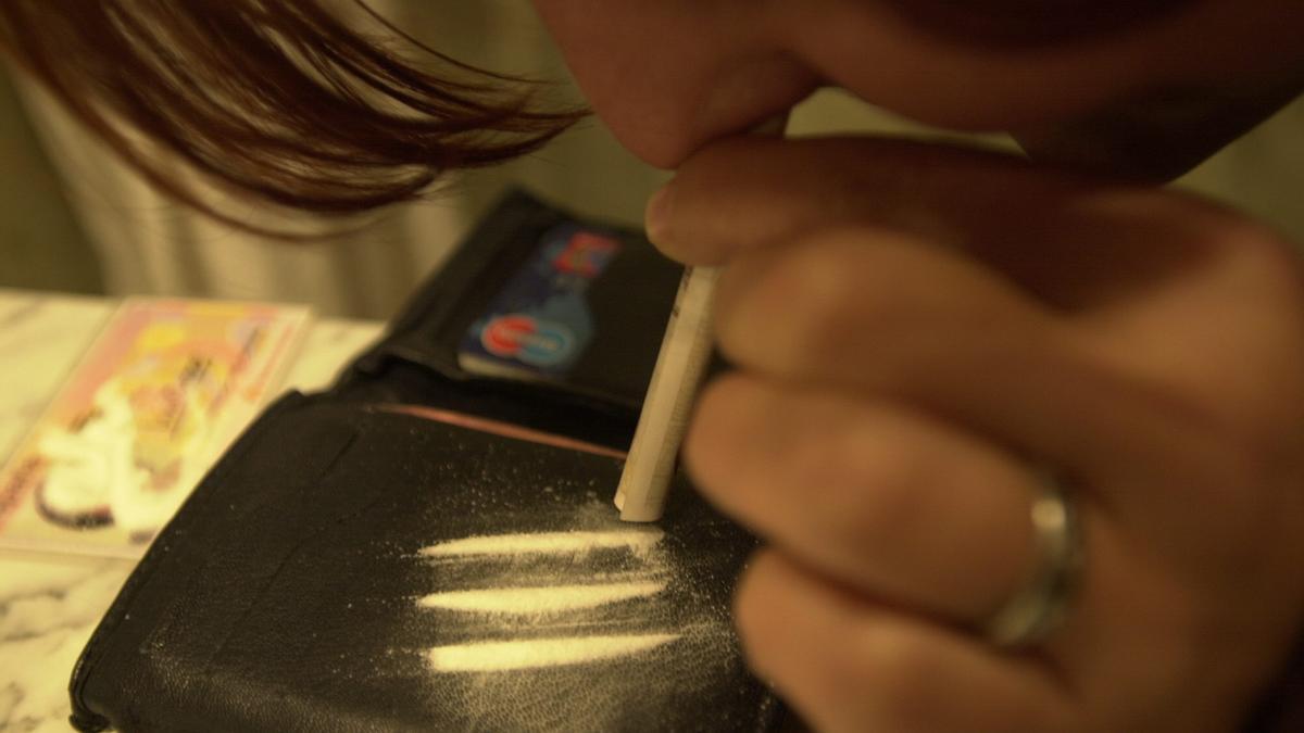 Un persona consume cocaína sobre su cartera, en una imagen de archivo.