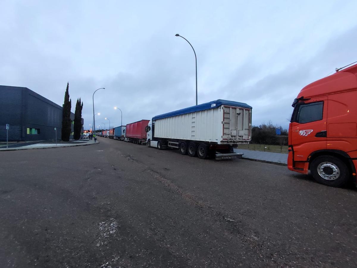 Camiones "embolsados" en el Centro de Transportes por la borrasca Ingrid.