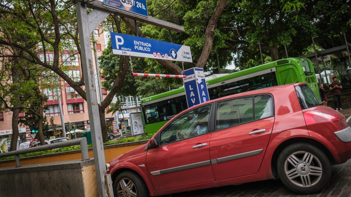 Aparcamiento público situado junto a la plaza Weyler.