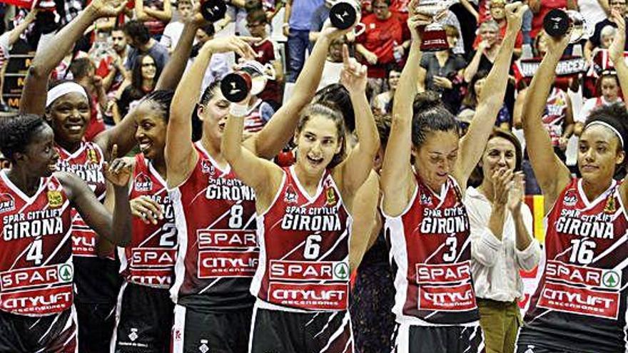 Les jugadores de l&#039;Spar Citylift Girona celebrant el títol de la Supercopa.