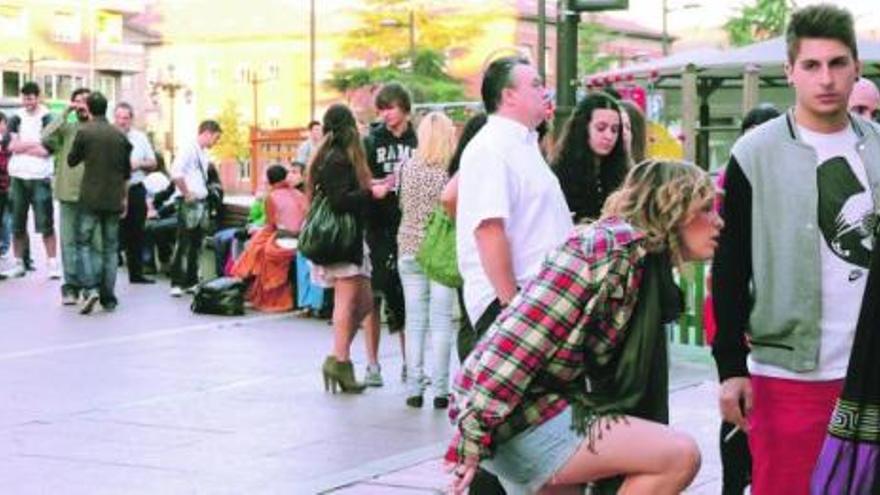 Los aspirantes para participar en «El alma de la melodía» hacen cola a las puertas del Auditorio de Oviedo.