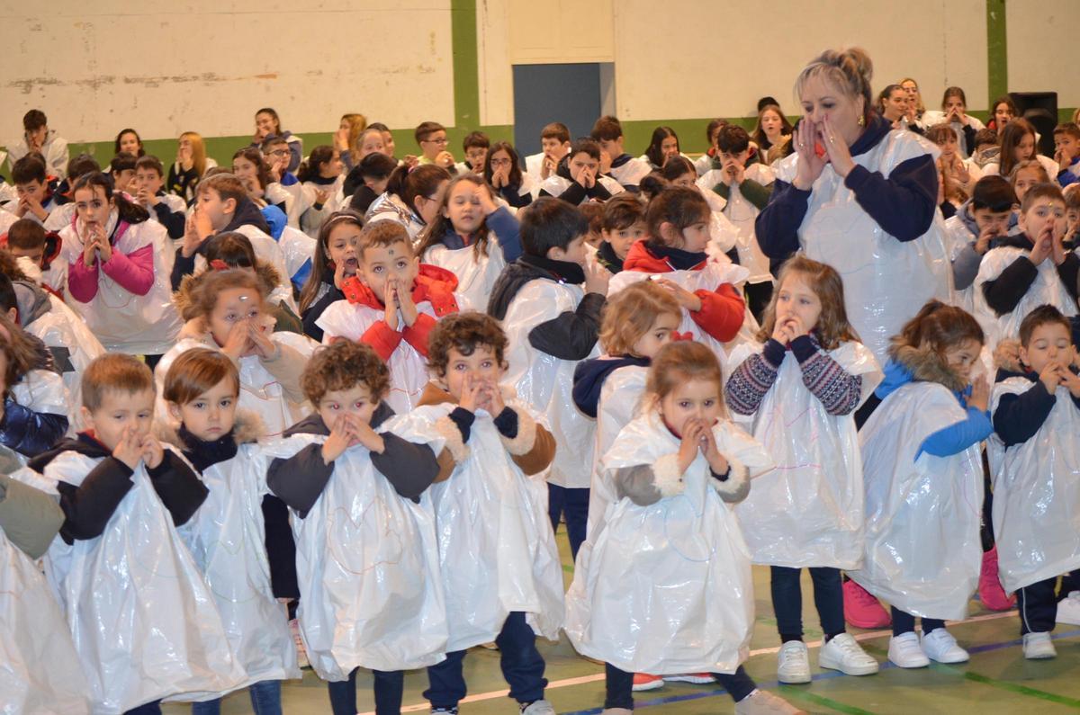 Colegio Virgen de la Vega celebrando el Día de la Paz.