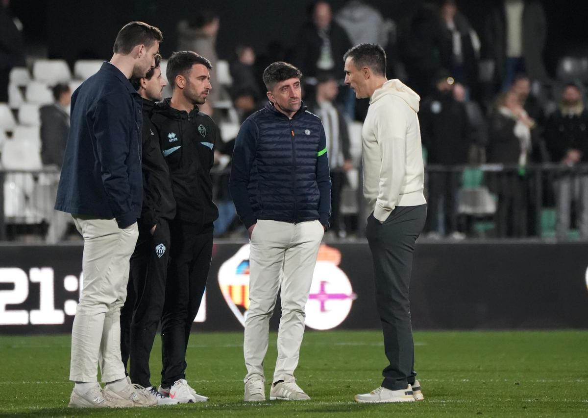 Haralabos Voulgaris, junto a Pablo Hernández y el cuerpo técnico, tras el Castellón-Andorra.
