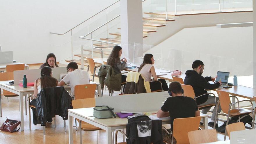 Las familias gallegas se ahorran 79 millones de euros al año en los estudios de grado y máster gracias a las becas