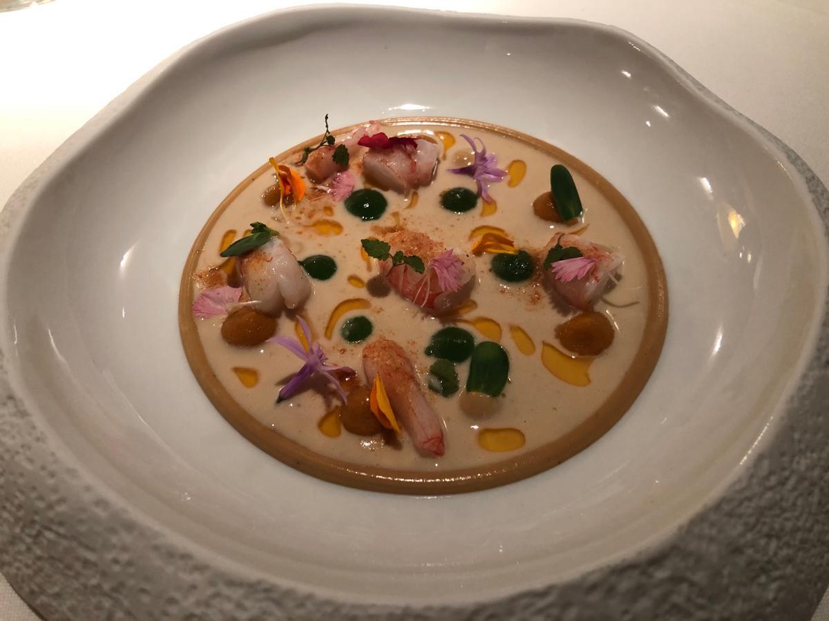 Crema de pinyons amb gamba de Palamós i sàlvia del restaurant Divinum de Girona.