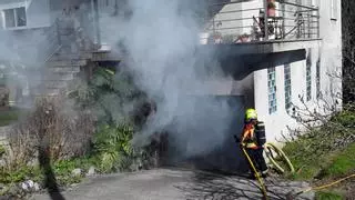 La ambulancia atiende a una octogenaria tras incendiarse un garaje en O Sixto, Vilagarcía
