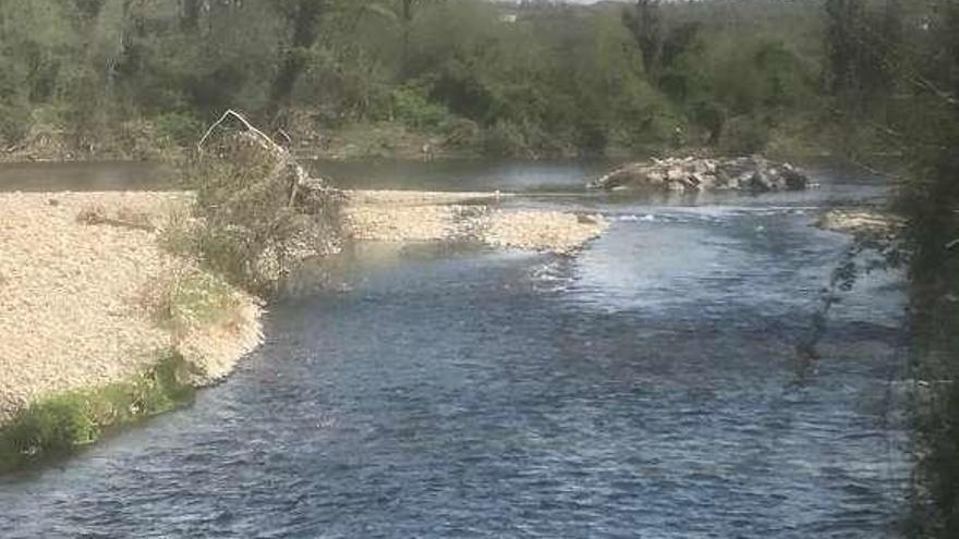 Sedimentos y restos de la escollera depositados en el río.