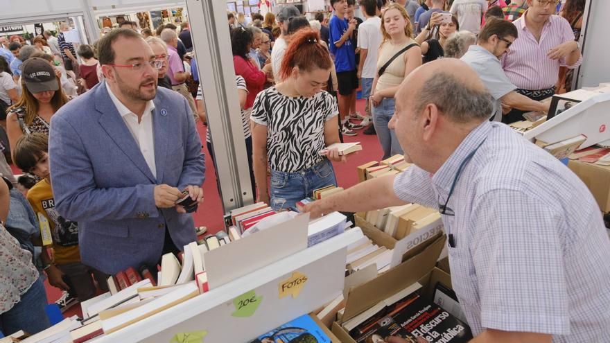 La visita de Adrián Barbón a la Semana Negra, en imágenes: &quot;Me acabo de arruinar comprando libros&quot;