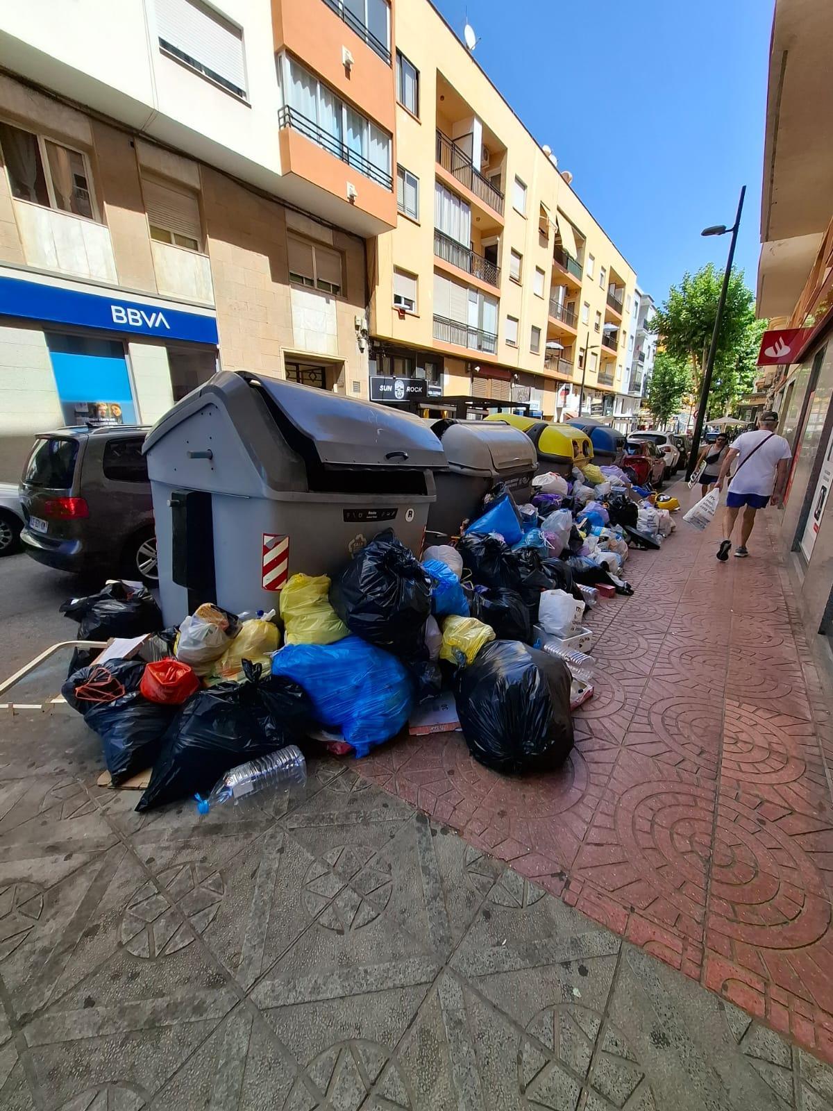 Calp, repleta de basura en el tercer día de huelga en la retirada de residuos (imágenes)