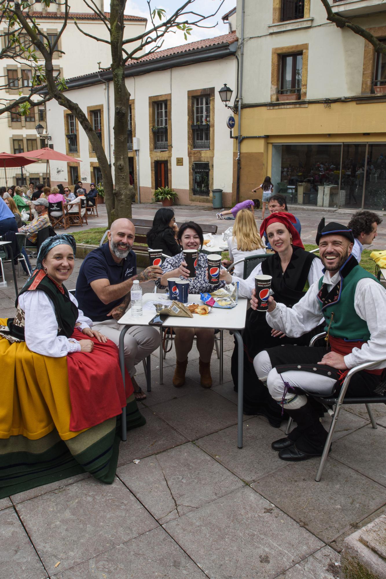 El Antiguo recupera su comida en la calle tres años después