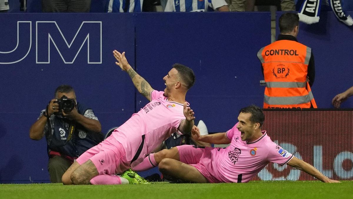 Joselu celebra su tanto ante el Valladolid.